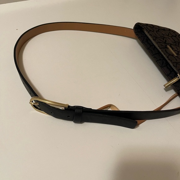 Calvin Klein gorgeous belt bag in very good condition. Adjustable straps. - Picture 4 of 13